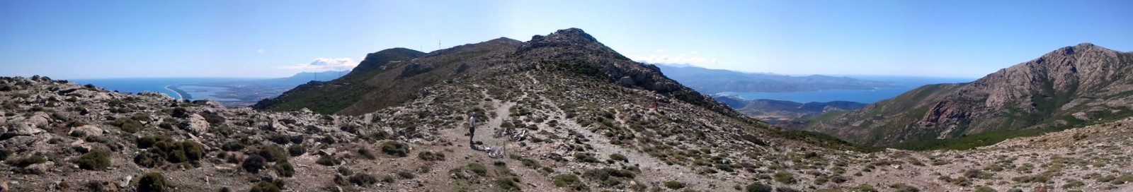 Vue de Bocca di Pinaciolelle. qui permet de voir en direction du sud les 2 cotés "est et ouest" de la Corse!
